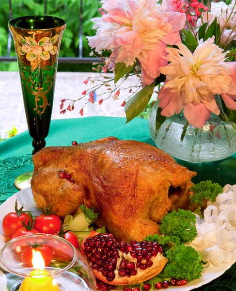 Bodegón con pollo, flores y vasos — Foto de Stock