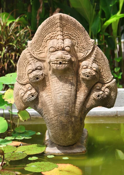 一条蛇的蛇农场，泰国的雕像 — 图库照片