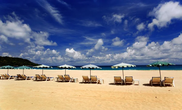 遮阳伞和沙滩上的贵妃椅 — 图库照片