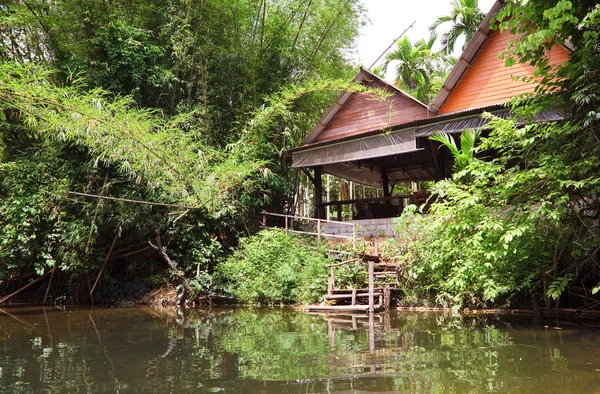 Casa de madeira no lago — Fotografia de Stock