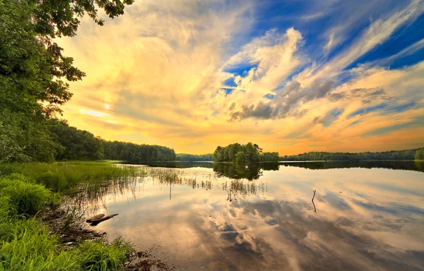 Lago de madeira no dia de verão — Fotografia de Stock