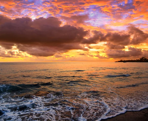 Tropisk solnedgång på stranden — Stockfoto