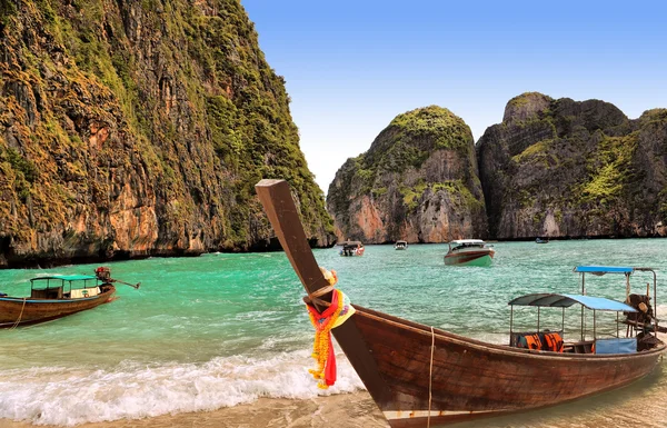 Traditionele Thaise boot op eiland phi-phi, thailand — Stockfoto