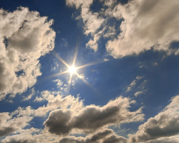 Háttér, a nap és a felhők — Stock Fotó