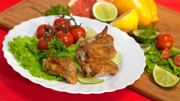 Roast chicken with salad and tomatoes — Stock Photo, Image