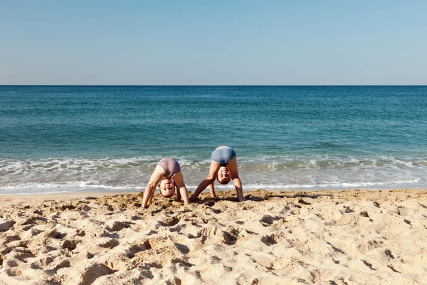 Діти на морському пляжі — стокове фото