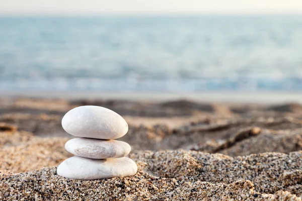 Stack or pile of balancing stones on sea beach — Stock Photo, Image