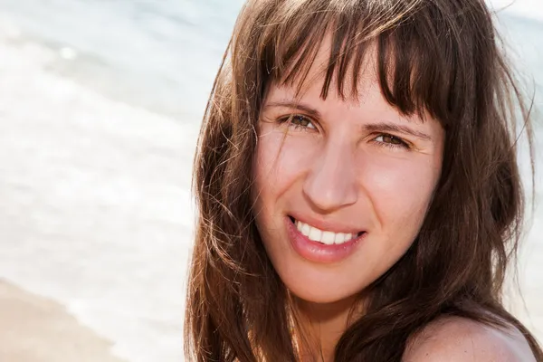 Mulher sorridente na praia do mar — Fotografia de Stock
