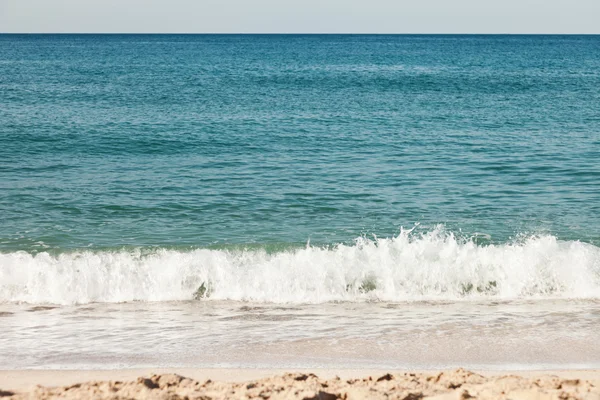 Spiaggia di sabbia blu del mare — Foto Stock