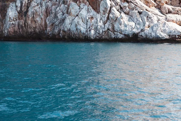 Mer bleue et plage de montagne rocheuse — Photo