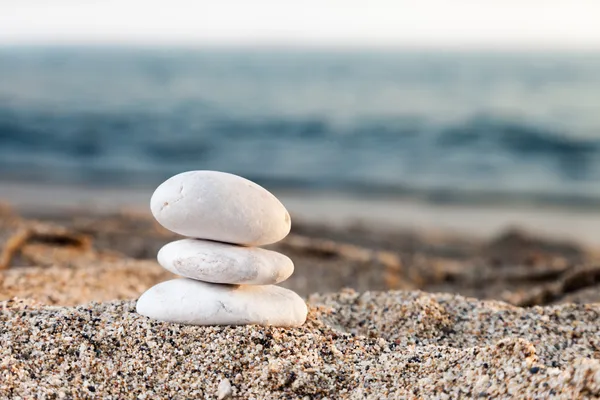 堆栈或堆的平衡海沙滩上的石头 — 图库照片