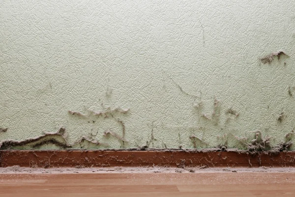 Špinavá místnost s prachem na zdi a podlahy — Stock fotografie
