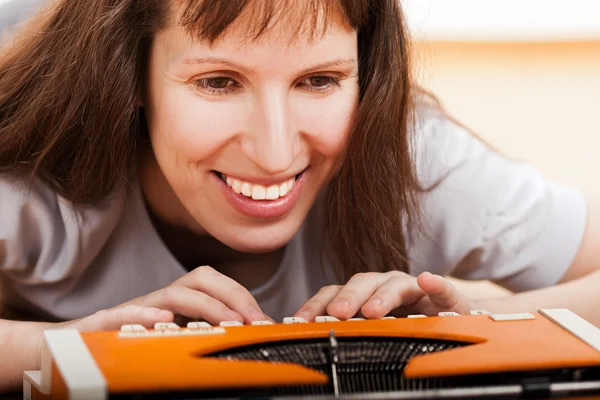Woman typing typewriter — Stock Photo, Image
