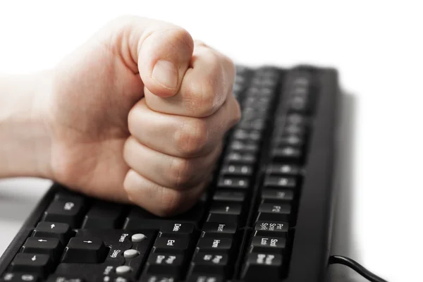 Hand vuist op toetsenbord van de computer — Stockfoto