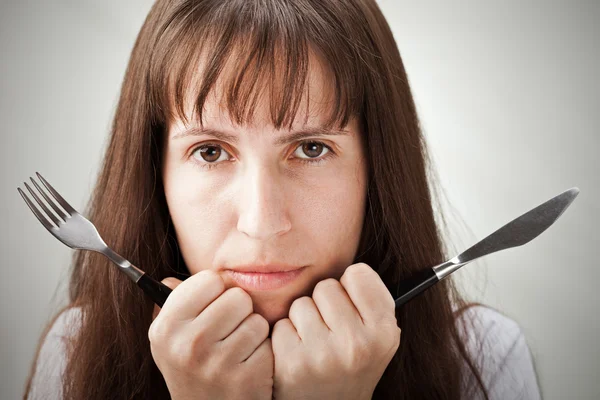 Mulheres mão segurando garfo e faca — Fotografia de Stock