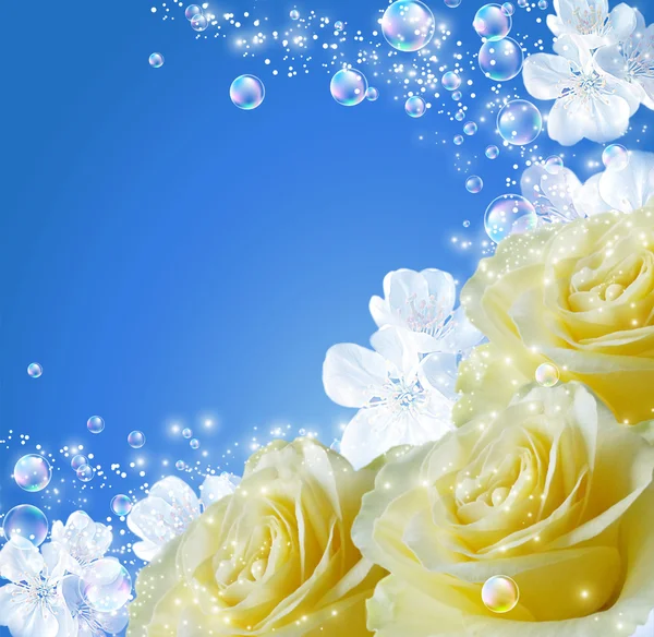 Rosas e flores brancas — Fotografia de Stock
