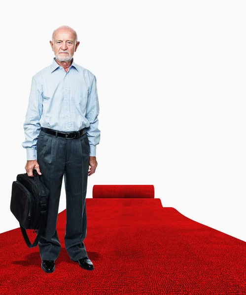 Людина на червоному килимі — стокове фото