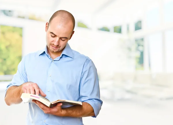 Homem ler livro — Fotografia de Stock
