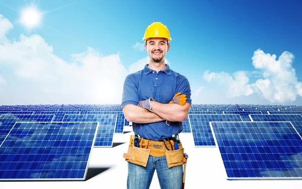 Trabalhador sorridente e energia solar — Fotografia de Stock