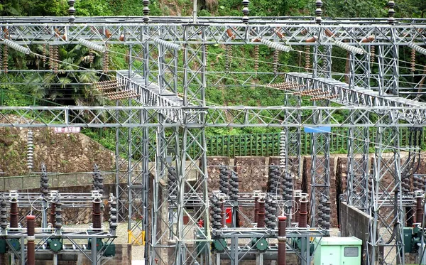 Subestação de eletricidade com grandes isoladores cerâmicos — Fotografia de Stock