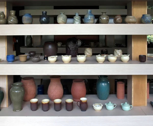 Modern keramik produkter på displayen — Stockfoto