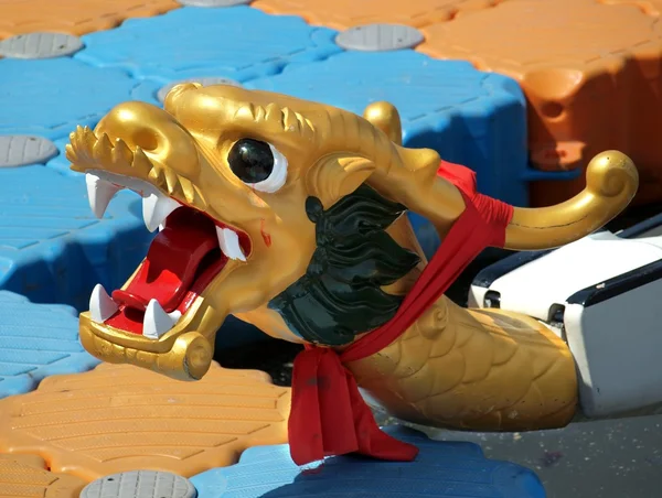 Dragon figurehad van een chinese boot — Stockfoto
