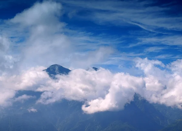 Montanha pico com nuvens — Fotografia de Stock