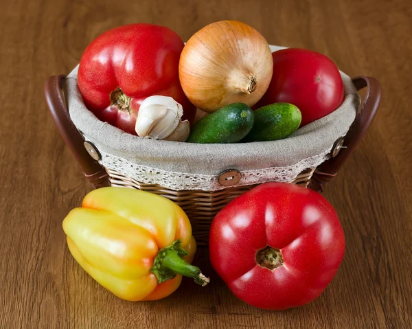 Färska grönsaker i korgar, tomater och paprika — Stockfoto