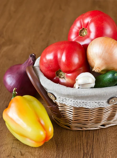Raccolta di verdure fresche in cesto — Foto Stock
