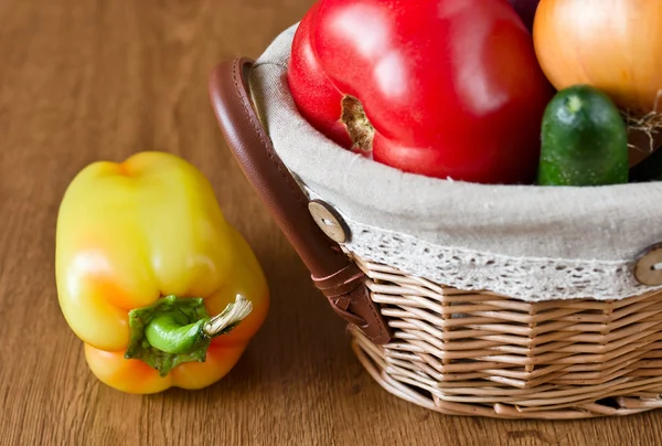 Färska grönsaker, paprika, tomater i korg — Stockfoto