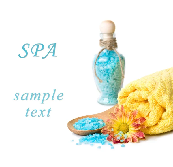 Handtuch, blaues Badesalz und Blume — Stockfoto