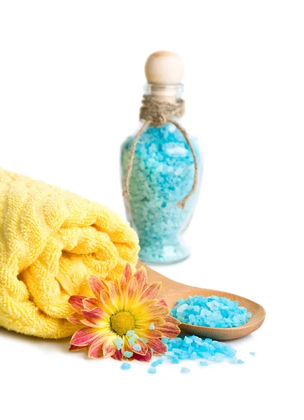 Ręcznik i sól do kąpieli niebieski kwiat — Zdjęcie stockowe