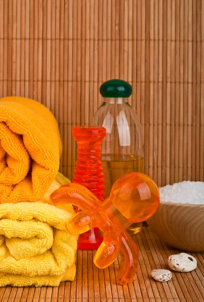 Wellness-Stil Handtuch und Massagegeräte — Stockfoto