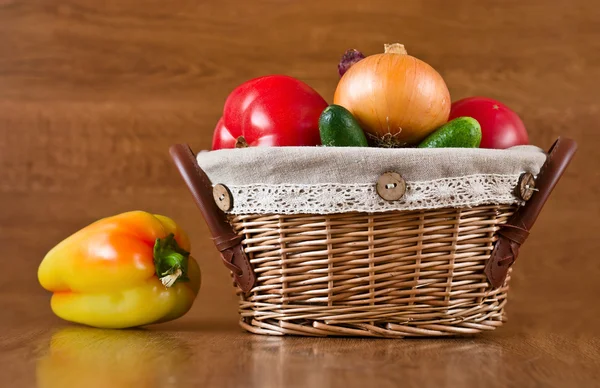 Verduras frescas, pimientos, tomates en cesta — Foto de Stock