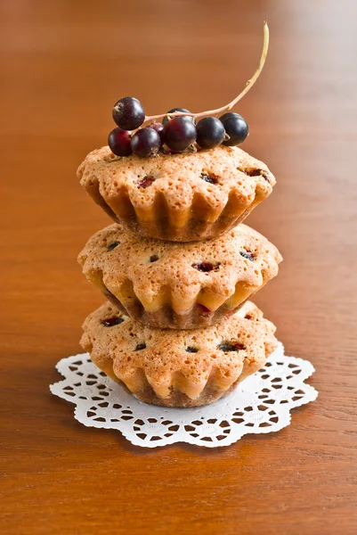 Drie muffins en zwarte krenten — Stockfoto