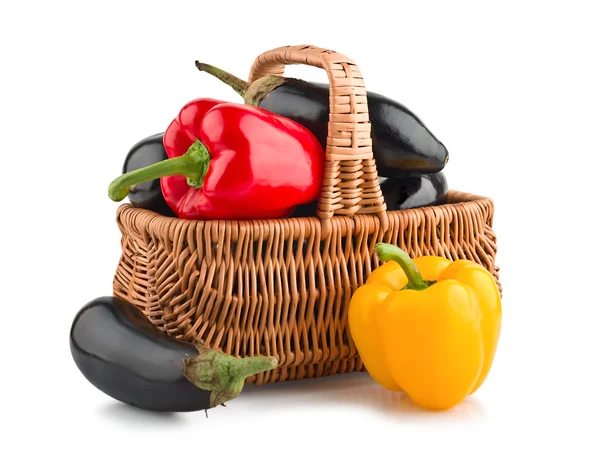 Verdure fresche nel cestino — Foto Stock