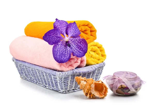 Ręczniki, powłoki i kwiat — Zdjęcie stockowe
