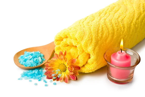 Ręcznik, sól do kąpieli niebieski, świeca i kwiat — Zdjęcie stockowe