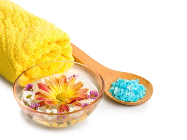 Handuk, garam mandi biru dan bunga dalam mangkuk — Stok Foto