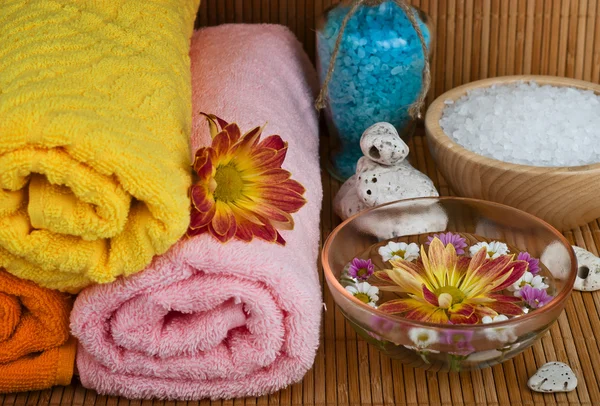 Spa styl ręcznik z kwiatkiem — Zdjęcie stockowe