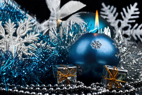圣诞装饰和燃烧的蜡烛 — 图库照片