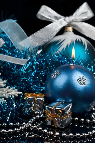 Vánoční dekorace a hořící svíce — Stock fotografie