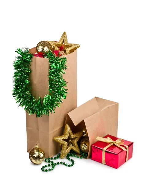 Decorazione natalizia con palline e regalo — Foto Stock