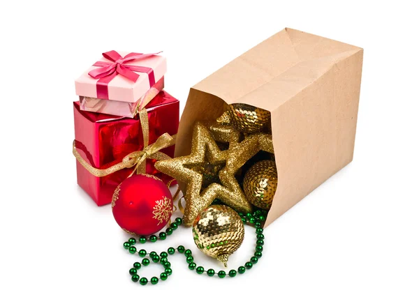 Рождественские украшения с шариками и подарками — стоковое фото