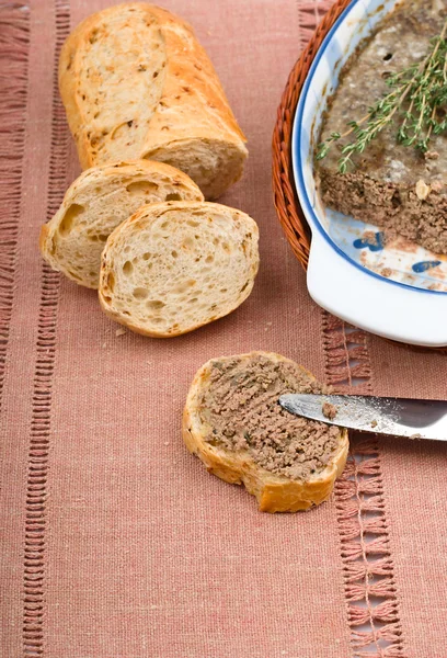 Segment van zelfgebakken brood met tapenade en kruiden — Stockfoto