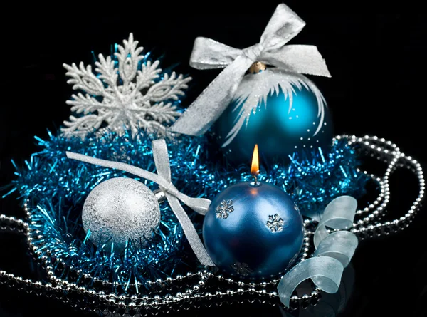 Vánoční dekorace a hořící svíce — Stock fotografie