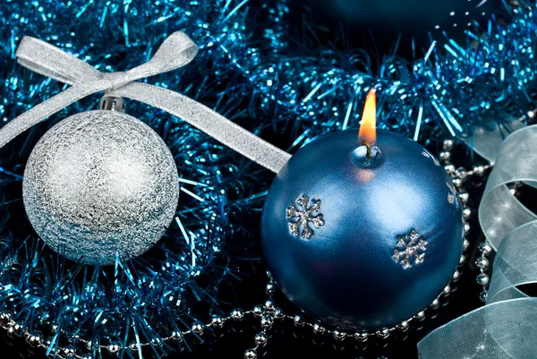Juldekoration och brinnande ljus — Stockfoto