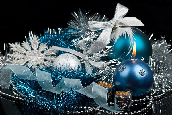 Noel dekorasyonu ve yanan mum — Stok fotoğraf