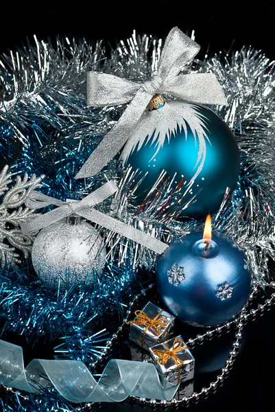 クリスマスの装飾とおよび銀スノーフレーク — ストック写真