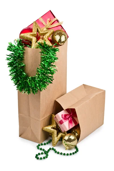 圣诞装饰带球和礼物 — 图库照片